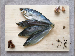 Минтай с перцем рваный: Пелядь вяленая